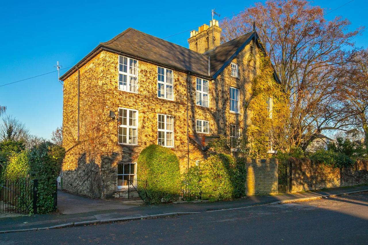 Pages Hotel And Guesthouse Harlow Exterior photo
