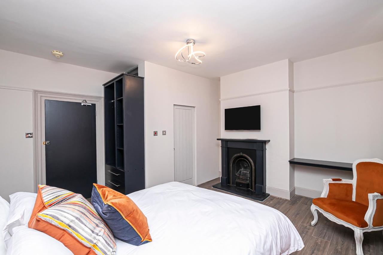 Pages Hotel And Guesthouse Harlow Exterior photo