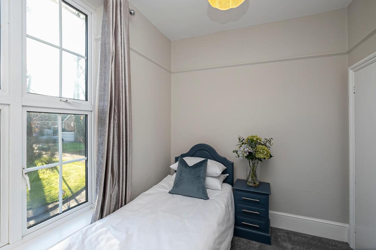 Pages Hotel And Guesthouse Harlow Exterior photo