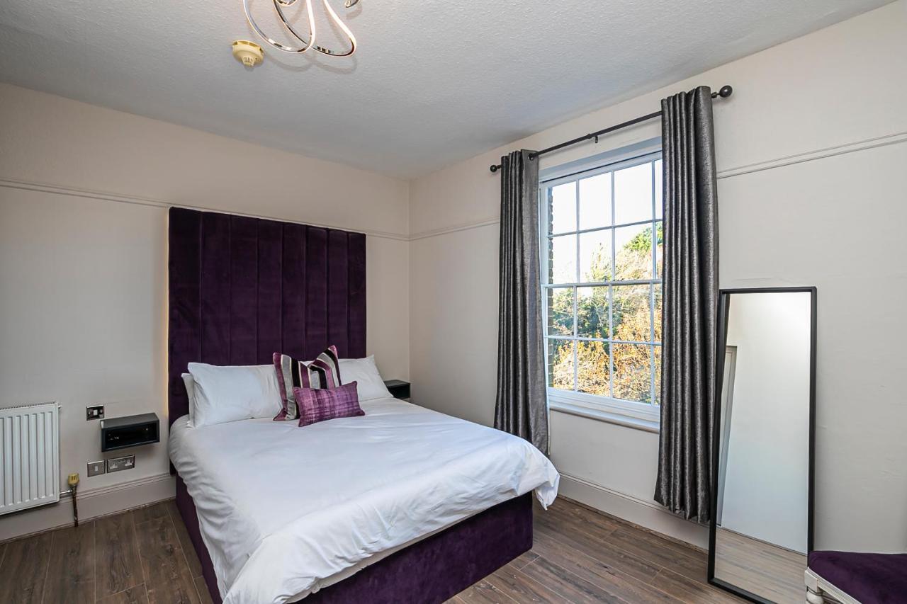 Pages Hotel And Guesthouse Harlow Exterior photo